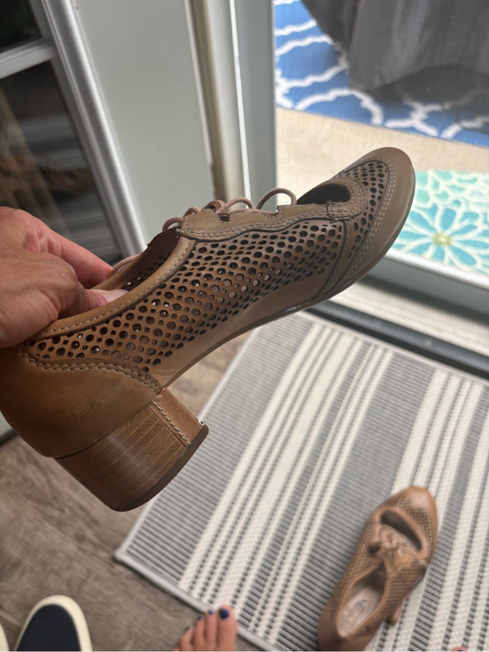 Pikolinos brown leather perforated tie shoes